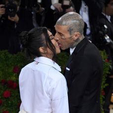 Kourtney Kardashian și Travis Baker se sărută pe covorul roșu la Met Gala 2022