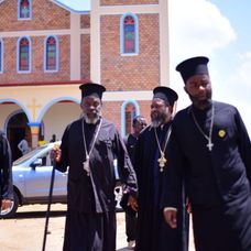 Părintele Nectarie, Părintele Arhimandrit Timoteios, Vicar Patriarhal din Goma, și Părintele Dimitrios prezbiter au vizitat șantierul bisericii ortodoxe din Rwamagana