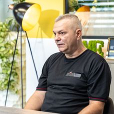 Șef sub acoperire, 21 noiembrie 2024. Eugen Ene, livratorul care a dormit în scările de bloc, este recompensat pentru munca depusă. Surpriza pe care i-a pregătit-o șeful sub acoperire îi ajută să își (10)