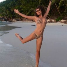 Elizabeth Hurley, nedezlipită de costumele de baie. În mod normal nu aș face-o