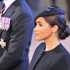 Meghan Markle ascultă slujba organizată la priveghiul Reginei Elisabeta a II-a de la Westminster Abbey, miercuri, 14 septembrie 2022
