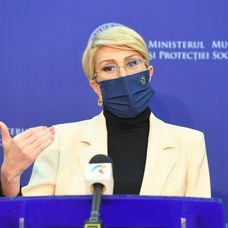 Reacția ministrului de interne după ce Raluca Turcan a fost surprinsă fără mască în compania a 8 persoane