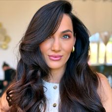 Cand @lauraelenahairartist face magie din parul tau! 💫 (2)