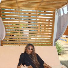 relaxing in paradise 🖤🐚👙