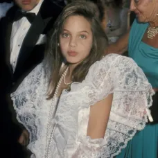 Before acting ever seemed real to her..young Angelina Jolie was fascinated with death, funerals (4)