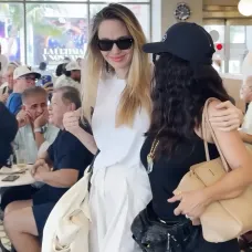 🆕 Angelina Jolie and Salma Hayek Pinault had their breakfast at Gran Cafe De La Parroquia in V (2)