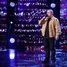Valeriu Adam la Romanii au talent a cantat „O fată ca ea” de la Direcția 5