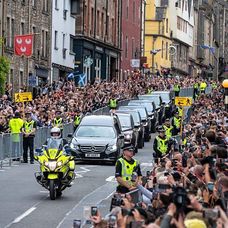 Sicriul cu Regina Elisabeta a II-a este plimbat într-un cortegiu funerar pe teritoriul Scoției, pentru ca supușii ei să-și poate lua rămas bun