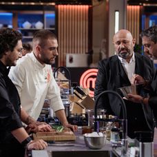 Finala MasterChef, 11 decembrie 2024. Prima probă a finalei a început. Georgiana, Sebi și Gabriel trebuie să pregătească aperitive spectaculoase „Vreau să fie foarte greu să decid. Așa vreau să f (11)