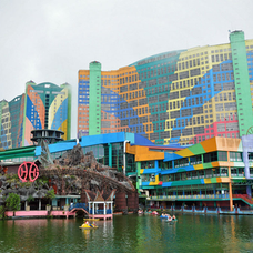 Hotelul First World