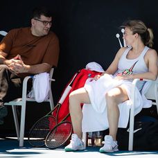 Simona Halep și Toni Iuruc discută în pauza unei partide de tenis
