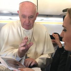 Papa Francisc și Andreea Esca. FOTO: stirileprotv.ro