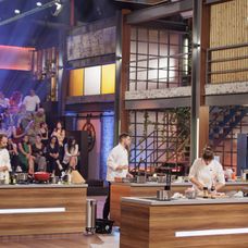 Finala MasterChef România,16 decembrie 2025. Începe prima probă a finalei sezonului 10. Foștii concurenți își exprimă la unison antipatia pentru Florin Drăgoiu și le fac galerie celorlalți doi fi (8)
