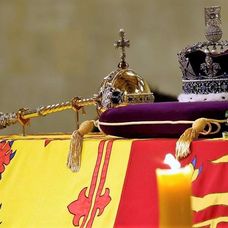 Sceptrul cu cruce și cu cel mai mare diamant din lume a fost așezat pe capacul sicriului Reginei Elisabeta a II-a, la priveghiul de la Westminster Hall