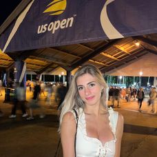 Megan Lucky la intrarea în arena de la US Open