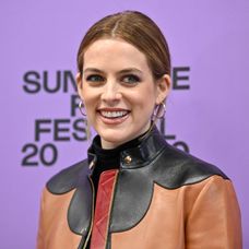 Riley Keough, nepoata lui Elvis Presely, are o meserie rară: moașă pentru moarte