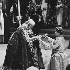 Regina Elisabeta a II-a primește sceptrul regilor, cu cel mai mare diamant din lume - The Great Star of Africa, cu prilejul încoronării sale, în iunie 1953