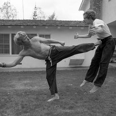 Chuck Norris execută un procedeu de karate în timpul unor filmări