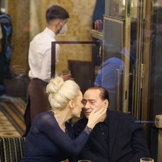 Silvio Berlusconi o sărută pe iubita lui, Marta Fascina, la restaurant