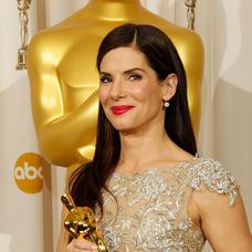 Sandra Bullock zâmbește la scurt timp după ce a primt premiul Oscar pentru interpretare în filmul The Blind Side 