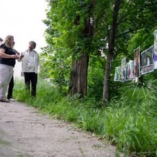 Titica și Dariana sunt surprinse cu o expoziție care se lasă cu lacrimi. Dragoș Bucur le prezintă, într-un mod un (1)
