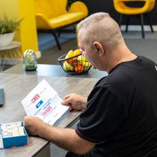 Șef sub acoperire, 21 noiembrie 2024. Eugen Ene, livratorul care a dormit în scările de bloc, este recompensat pentru munca depusă. Surpriza pe care i-a pregătit-o șeful sub acoperire îi ajută să își (14)