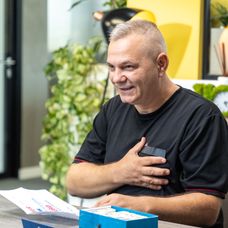 Șef sub acoperire, 21 noiembrie 2024. Eugen Ene, livratorul care a dormit în scările de bloc, este recompensat pentru munca depusă. Surpriza pe care i-a pregătit-o șeful sub acoperire îi ajută să își (15)