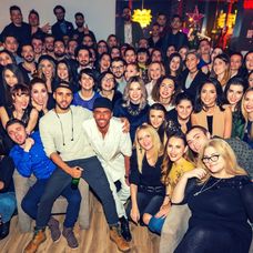 Dana Dorian în mijlocul artiștilor pe care îi pregătește