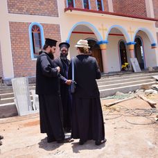 Părintele Nectarie vorbește cu omologii săi din Biserica Africană despre sfințirea bisericii ortodoxe din Rwamagana