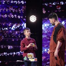 David Bîrțoiu, micul magician din Brezoi la Românii au talent 2023, pe scenă cu Smiley 