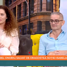 Daniel Onoriu și soția sa, Isabela, în emisiunea La Măruță stând pe canapea