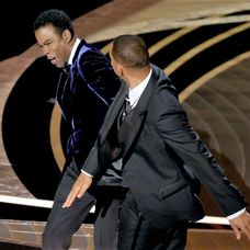 Will Smith îl lovește pe Chris Rock, în direct, la gala Oscar 2022