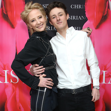 Anne Heche zâmbește în această fotografie în care apare alături de fiul ei cel mare, Home