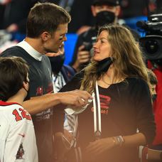Gisele Bundchen și Tom Brady își zâmbesc cu subînțeles după o partidă de fotbal din Liga Americană de Fotbal
