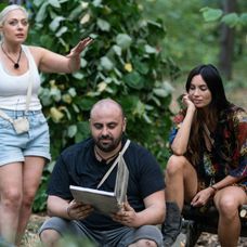 Alina Puscau, Ferma, Ferma. Oraseni vs. sateni, violenta, barbati violenti, familie, fotomodel