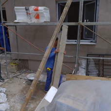 Echipa a rămas în urmă cu șantierul. Una dintre camere a trebuit refăcută „Ce construia azi se dărâma peste noapte” (4)
