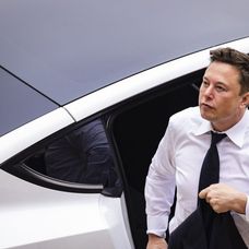 Elon Musk masina sacou