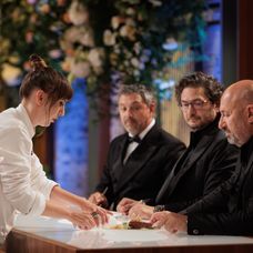 Finala MasterChef România, 16 decembrie 2025. Cei trei chefi taie în carne vie la degustarea felului principal. Finaliștii au mizat pe preparate riscante, dar MasterChefii sunt atenți la fiecare 