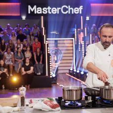 Finala MasterChef România, 16 decembrie 2025. Proba felului principal le-a dat mari bătăi de cap concurenților. Preparatul lui Florentin Drăgoiu le-a atras încă din prima clipă atenția chefilor,  (8)