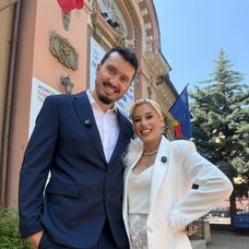 Nu ne îmbrăcăm frumos dar și când o facem , o facem din motive importanteStyling @ely_adam Rochi (2)