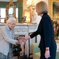 Regina Elisabeta a II-a a Marii Britanii să mâna cu Liz Truss, prim-ministrul desemnat al Regatului Unit, la castelul Balmoral din Scoția