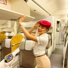 yana-stewardesa emirates