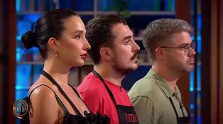 Trei dintre cei mai buni concurenți de la MasterChef România sunt la un pas de eliminare. Decizia celor trei Chefi i-a lăsat muți de uimire. Cine pleacă acasă