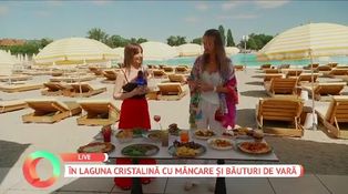 În laguna cristalină cu mâncare și băutură de vară