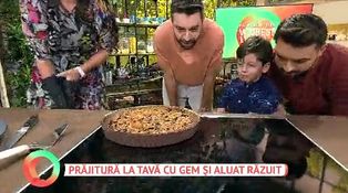 Prăjitură la tavă cu gem și aluat răzuit
