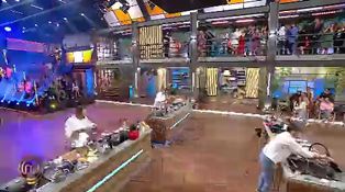 Finala MasterChef România, 16 decembrie 2025. Începe prima probă a finalei sezonului 10. Foștii concurenți își exprimă la unison antipatia pentru Florentin Drăgoiu și le fac galerie celorlalți doi finaliști: „Sper să plece după aperitiv”