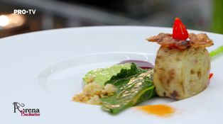 Piept de prepeliță cu mousse de pui și baclava cu varză kale și sos cu vișine și fructe de pădure