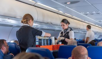 Cele două minciuni pe care însoțitorii de bord le zic frecvent: „Spunem că da, dar în realitate nu facem asta”. Dezvăluirile unei stewardese