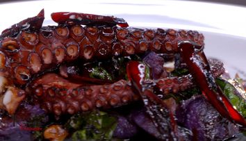 Tentacule de caracatiță la grătar cu varză kale, cartofi violet și gastrique cu ardei iute caramelizat