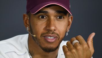 Noua iubită a lui Lewis Hamilton, o cântăreață controversată. Ipostaza indecentă în care a fost surprins cuplul